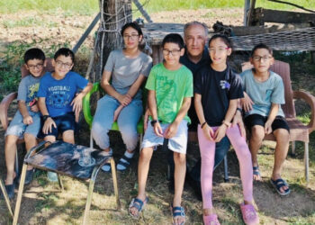 Mustafa Yeneroğlu, anne ve babaları tutuklu 6 kardeşi ziyaret etti: Kahrolmamak elde değil!