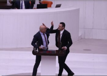 İşte AKP’li Alpay Özalan’ın Ahmet Şık’a saldırdığı anlar
