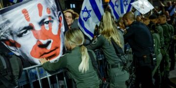Yüz binler Netanyahu’ya karşı ayakta