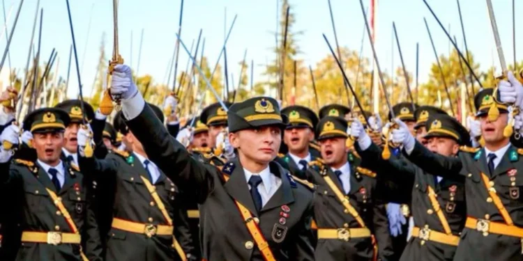 Kara Harp Okulu öğrencilerinin mezuniyet töreninden sonra bir araya gelip “Mustafa Kemal’in askerleriyiz” sloganı atarak yemin etmesinin yankıları sürüyor.