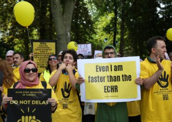 KHK’lılar adalet için BM önünde haykırdı: “Adalet haktır, susma haykır!”