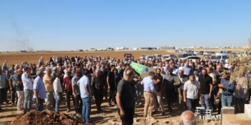 Cezaevinde hayatını kaybeden Kuday’ı binlerce kişi uğurladı: IŞİD’le savaşta ölen oğlunun yanına gömüldü