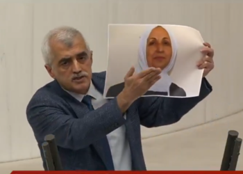 Bülent Arınç, iyi zamanlarda elini öptüğü Melek İpek’in tutuklanmasına: “Ben sadece sabrı tavsiye edeceğim”