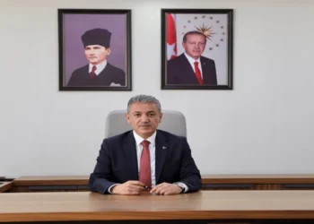Mardin kayyımı Akkoyun’un ilk işi, duvara astığı Erdoğan fotoğrafı ile poz vermek oldu