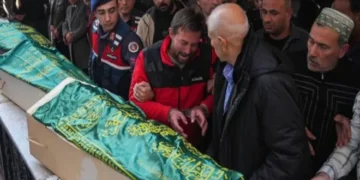 5 çocuğunun cenazesine kelepçeli getirilmişti: Tepkiler üzerine çözüldü