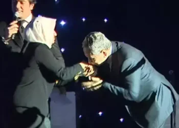 Bülent Arınç, iyi zamanlarda elini öptüğü Melek İpek’in tutuklanmasına: “Ben sadece sabrı tavsiye edeceğim”