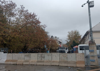 Dersim’de kayyım protestosu sürüyor: Belediyesi’nin girişi beton bariyer ve zırhlı araçlarla kapatıldı