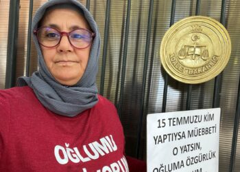 Engelli kızıyla, adalet nöbeti tutan Harbiyeli Annesi Sevinç Çakır: Yaşadıkları hukuksuzluğu şiirle anlattı