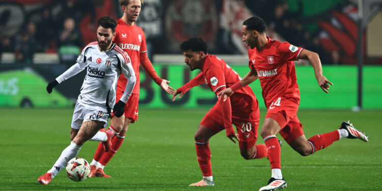 UEFA Avrupa Liginin 8. haftasında deplasmanda Hollanda ekibi Twente ile Beşiktaş Hollandada karşılaştı.