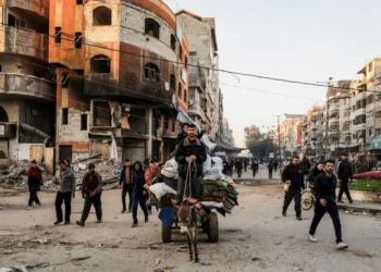 Filistililer, İsrail’in, Gazze’de bıraktığı enkaz yığınları arasında eve dönüşe başladı