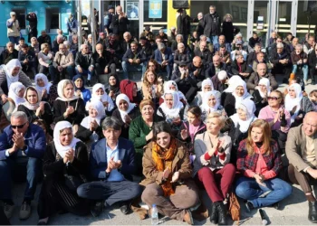 Akdeniz Belediyesi önünde kayyım protestosu: ‘Belediye önündeki barikatlar gaspın en net fotoğrafı’