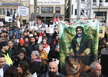 Köln’de binlerce kişi Suriye’deki Alevi katliamını protesto etti
