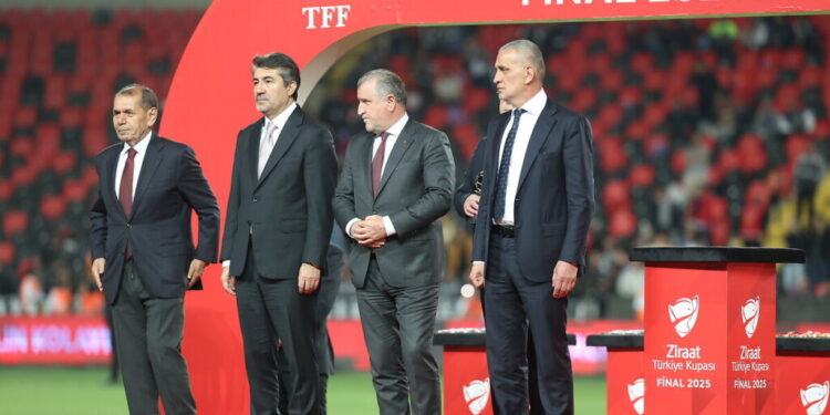 Gaziantepte oynanan Ziraat Türkiye Kupası finalinde zafere ulaşan Galatasaray, kupasını aldı. (Depo Photos)