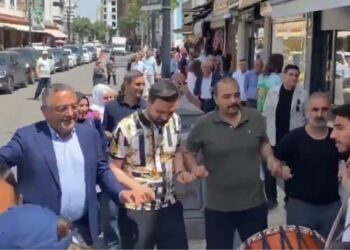 PKK’nın silah bırakma kararıyla Diyarbakır’da kutlamalar başladı: Tanrıkulu halay başı oldu