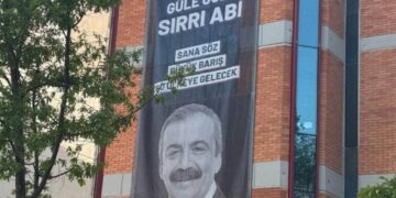 DEM Parti Genel Merkezi’ne Sırrı Süreyya Önder pankartı asıldı