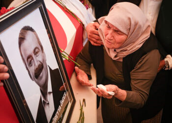 Sırrı Süreyya Önder sonsuzluk yolculuğuna uğurlanıyor: Annesi tabutu başında ağıtlar yaktı