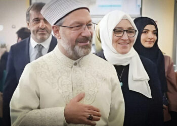 Milyonlarca vatandaş hac sırası bekliyor: Diyanet Başkanı Ali Erbaş’ın eşi 6. kez VIP kontenjanından gitti