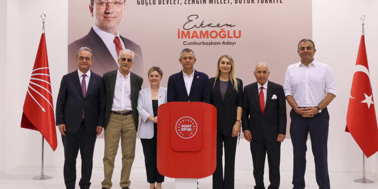 Cumhuriyet Halk Partisi Genel Başkanı Özgür Özel, Ankara’da Cumhurbaşkanlığı Aday Ofisi’nin açılışında konuştu. CHP lideri Özel, açılış öncesi Gazeteciler Cemiyeti’ni de ziyaret ederek gazetecilerle sohbet etti.