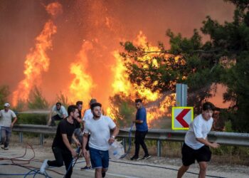 Bursa’da kontrolden çıkan yangın nedeniyle dört mahalle daha boşaltıldı