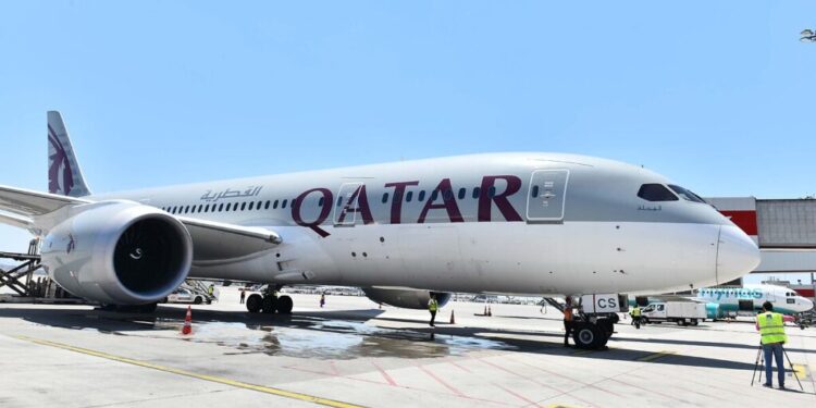 Qatar Airways, yaz dönemi boyunca İstanbul Sabiha Gökçen Havalimanı’na Boeing 787-8 Dreamliner tipi yolcu uçağı ile uçacak.
Dünyanın önde gelen havayolu şirketlerinden Qatar Airways, Sabiha Gökçen seferlerinde artık Dreamliner ile uçacak. Bu kapsamda bugün, Doha’dan kalkan ilk Dreamliner uçağı saat 13.30’da Sabiha Gökçen Havalimanı’na iniş yaptı. Boeing 787-8 Dreamliner tipi uçakla yapılan söz konusu uçuşlar, yaz sezonu boyunca devam edecek ve 27 Ekim 2018 tarihinde kış tarifesine geçiş ile sona erecek.