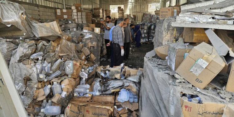 İsrail ordusu, Gazze Şeridinin güneyindeki Han Yunustaki Nasır Tıbbi Kompleksinde tıbbi sıvı ve malzeme deposunu vurdu. Saldırı, İsrail ordusunun Gideonun Arabaları Harekatının bir parçası olarak Gazzenin çeşitli bölgelerinde kara harekâtı başlatacağını duyurmasından bir gün sonra gerçekleşti (© Doaa El-Baz/APA Images via ZUMA Press Wire - Depo Photos)