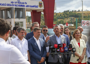 Figen Yüksekdağ’ı cezaevinde ziyaret eden Özgür Özel: Erdoğan yenemediğini, bileğini bükemediğini içeri atıyor
