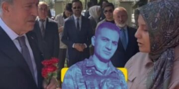 KHK’lı şehit polisin eşi Altunok, Hulusi Akar’ın yüzüne: Eşimi açığa aldınız, hapse attınız, askere çağırdınız, Ağrı’da şehit oldu