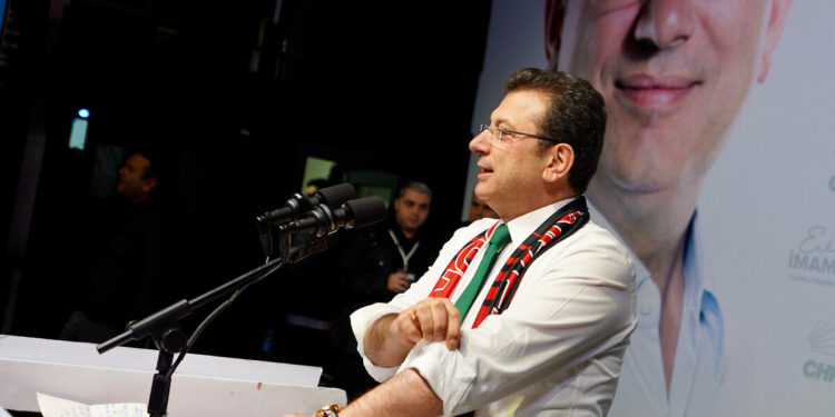 Cumhuriyet Halk Partisinin (CHP) ön seçimle belirlenecek cumhurbaşkanı adayı adayı Türkiye Belediyeler Birliği (TBB) ve İstanbul Büyükşehir Belediye (İBB) Başkanı Ekrem İmamoğlunun çıktığı yolculuğun 10ncu durağı Erzincan oldu. İmamoğlu, iftarın ardından CHP Erzincan İl Başkanlığının önündeki caddede; Ağrı, Ardahan, Elazığ, Erzurum, Iğdır, Kars ve Tunceli illerinden gelen CHPlilerle ve kadınlarla buluştu.