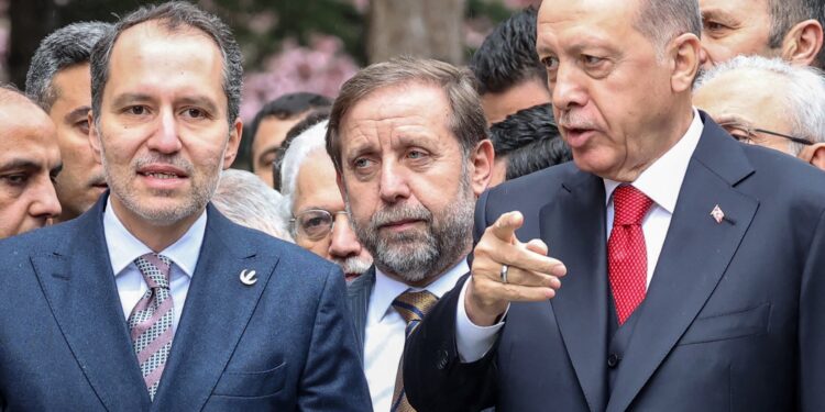 Fatih Erbakan, belediye başkanlarının istifasında siyasi baskı ve şantaj olduğunu söyledi.