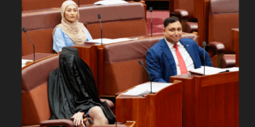 Hanson’ın burka şovuna, Dışişleri Bakanı Wong’dan, sert tepki: Meclis’te böyle bir saygısızlığa yer yok