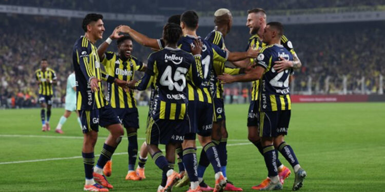 Kayserispor galibiyeti ile birlikte Fenerbahçe, ligde üst üste 4. galibiyetini elde ederek 29 puanla Galatasaray'ın 1 puan arkasında yer aldı.
