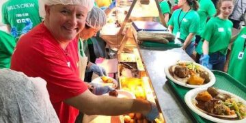 Başbakan önlük giydi ve yemek dağıttı
