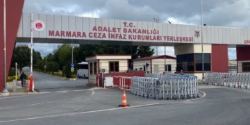 İBB davasında tahliye olanlar, cezaevi kapısında yeniden gözaltına alındı