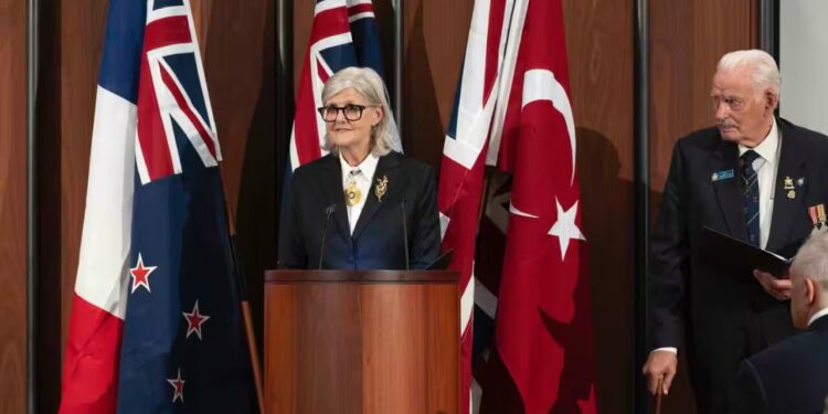 Avustralya Genel Valisi Sam Mostyn, yaptığı konuşmada Gelibolu’nun iki ülke halkları arasında derin bir tarihsel bağ oluşturduğunu belirterek şunları söyledi