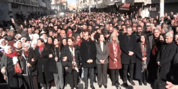 DEM Parti grup toplantısını sınırda yapıyor: DEM Partili vekiller ve halk yürüyüş Nusaybin’de başladı