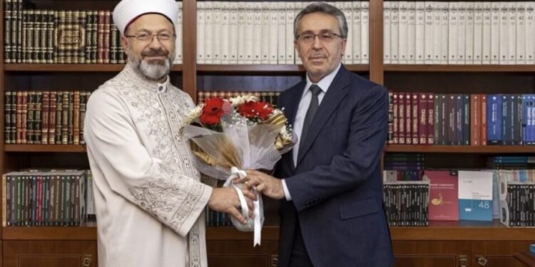 AKP iktidarında birden fazla koltuğa oturarak maaş alanlardan birisinin de Diyanet Diyanet Araştırma Merkezi Başkanı Prof. Murteza Bedir olduğu ortaya çıktı.