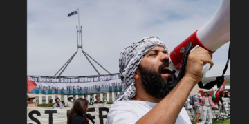 Herzog’a Canberra’da protesto: Parlamento’daki tepkiye Yeşiller lideri Waters ve Senatör Pocock da katıldı