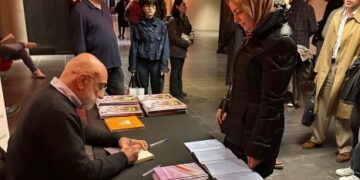 Paris’te okurlarıyla buluşan Ahmet Altan: Diktatörlerin edebiyatı sevmediğini söyledi