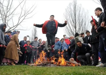 İstanbul’da binler Nevruz ateşi yaktı: İktidar ve devlet samimiyse bir an önce somut adım atmalı