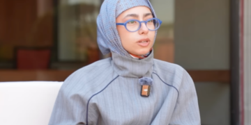 ‘Teröristin kızı’ diye soykırıma uğrayanlara direndi: ABD’ye göç eden  Özge Öğretmen Afrika’ya umut taşıdı