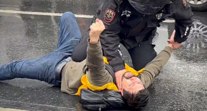 stanbul'da 1 Mayıs için Taksim Meydanı'na yürümek isteyenlere polis müdahale etti.