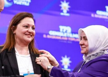 Afyonkarahisar Belediye Başkanı Burcu Köksal AKP’ye katıldı