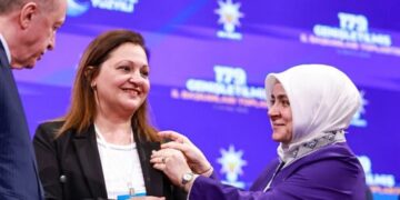 Afyonkarahisar Belediye Başkanı Burcu Köksal AKP’ye katıldı