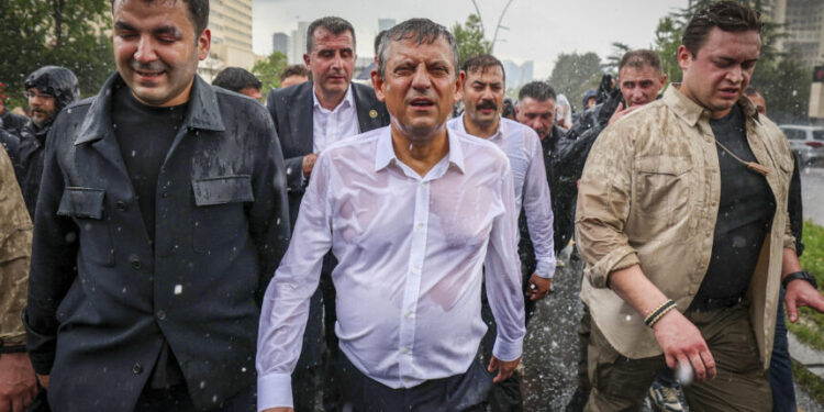 CHP Genel Merkezine yönelik müdahalenin ardından CHP Genel Başkanı Özgür Özel, partililerle beraber TBMM’ye yürüdü. (CHP - Depo Photos)