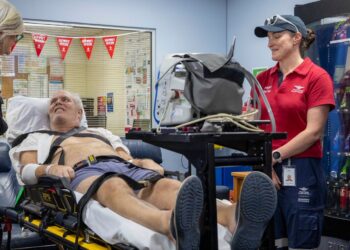 Genel Vali Mostyn’den Hava Ambulans Servisi Brisbane Üssü’nü ziyaret