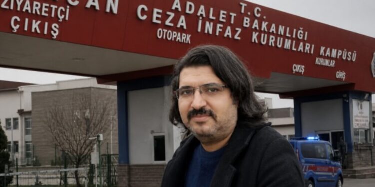 KHK’lı polis Ünsalan Özkan (54), 30 Nisan’da Sincan Cezaevi’nde geçirdiği kalp krizi sonucu hayatını kaybetti.