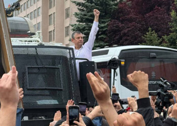 Meclis’e yürüyen Özgür Özel, TOMA’ya çıktı: Bundan sonra CHP’nin genel merkezi TBMM’dir