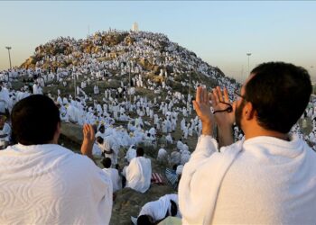 Yüz binlerce Müslüman Arafat’ta duaya durdu