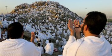 Yüz binlerce Müslüman Arafat’ta duaya durdu