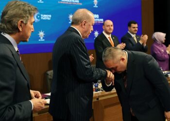 “Benim gibi ahlaksızların yeri AKP değildir” dedi, Erdoğan rozet taktı